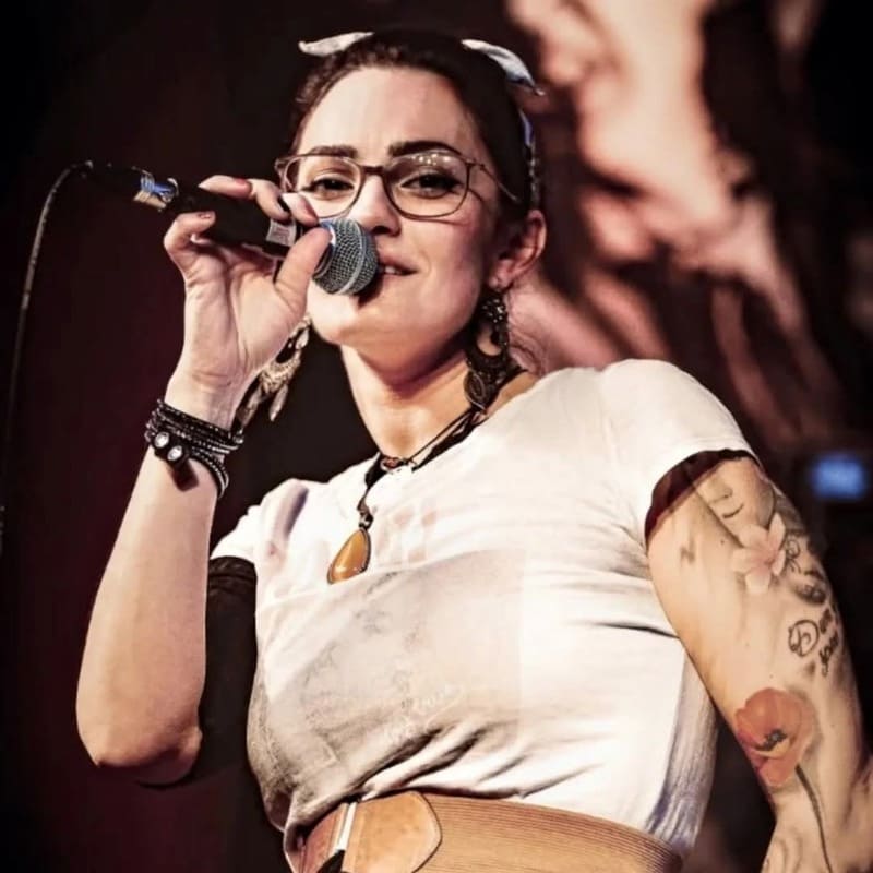 Vocalcoahin Blaa Gano auf der Bühne mit einem Mikrofon in der Hand