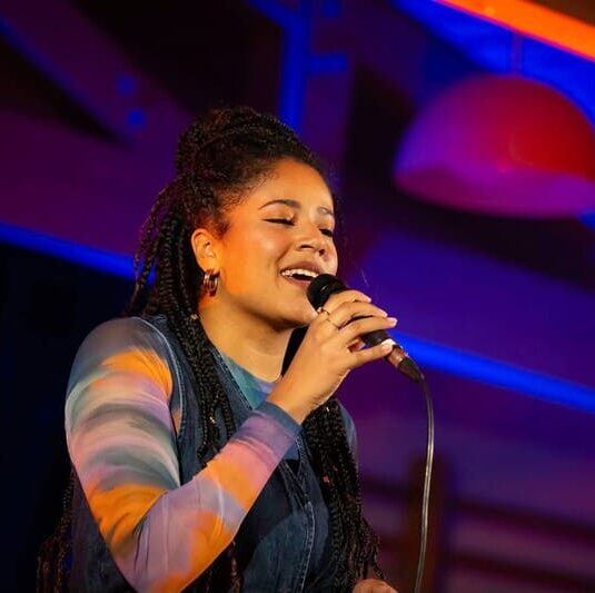 Naomi ist eine beeindruckende Sängerin und einfühlsame Gesangslehrerin.